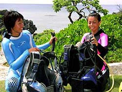 沖縄の青い海でダイビングデビュー