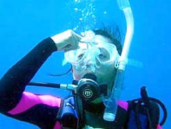 沖縄の青い海でダイビングデビュー
