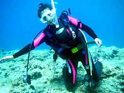 沖縄の青い海でダイビングデビュー