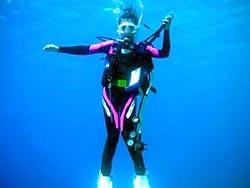 沖縄の青い海でダイビングデビュー
