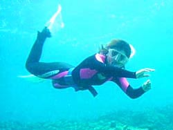 沖縄の青い海でダイビングデビュー