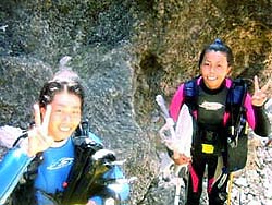 沖縄の青い海でダイビングデビュー
